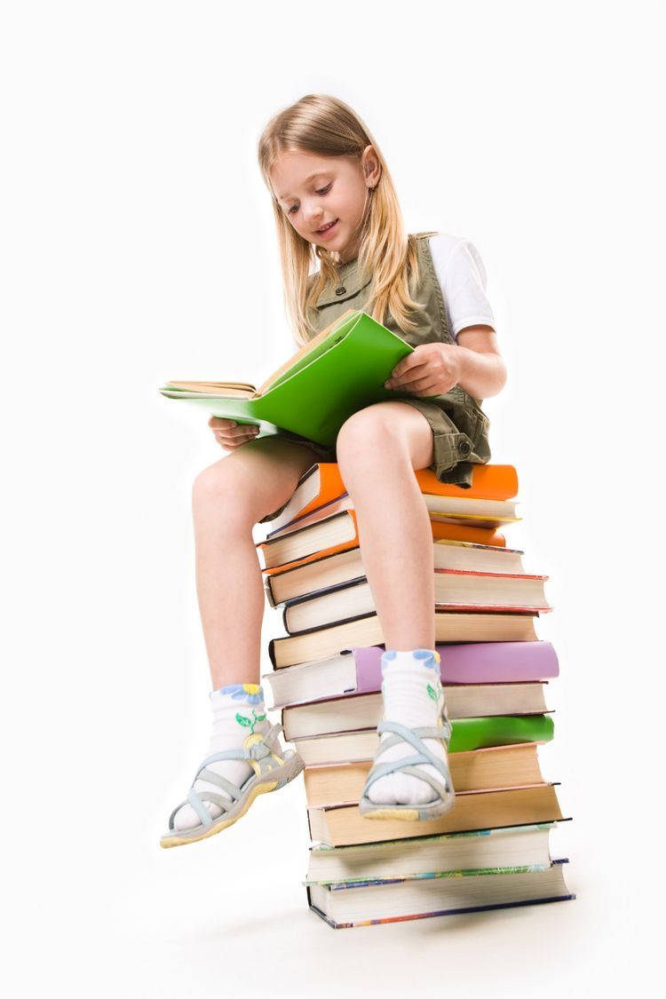 Criança lendo um livro